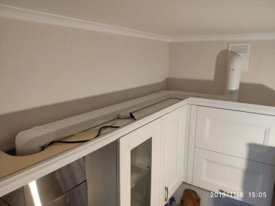 Установка вытяжки и монтаж пластикового воздуховода к вентиляционному каналу.
