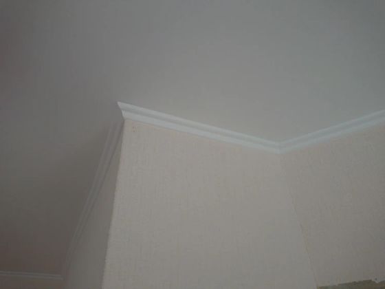 Потолочный плинтус на потолке