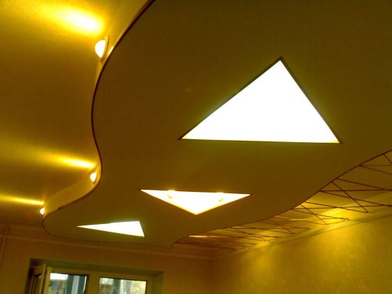 Основное освещение и подсветка потолка