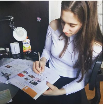 Занимаются две сестры, но в разное время, так как разный прогресс