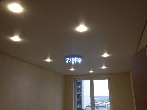 Сочетание китайской люстры  и светильников на матовом натяжном потолке