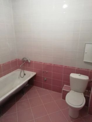 Укладка плитки в ванной комнате в новостройки. На пол по диоганали, стены прямая укладка. Плюс был сделан Короб и разводка сантехнических труб в стену. 