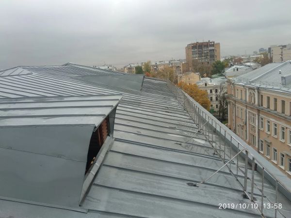 Подготовка к зимнему сезону чистка крыши от снега и наледи