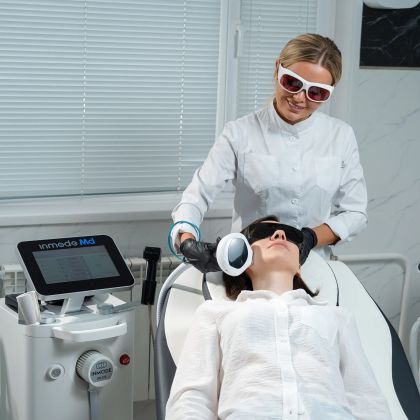 Косметолог ухаживает за кожей лица.