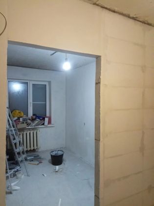 Реставрация после пожара (стяжка 10см, наливной пол, штукатурка стен до 70мм, шпатлевка на 2 раза под обои, возведение стены из газобетона, формирование дверного проема.