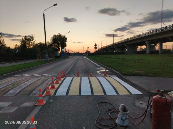 Обновление разметки пешеходного перехода.