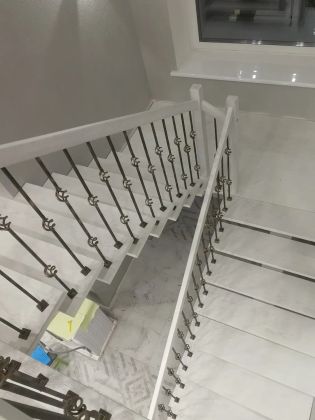 Лестницы на металлокаркасе, материал ступеней массив ясеня. Ограждение металл. 