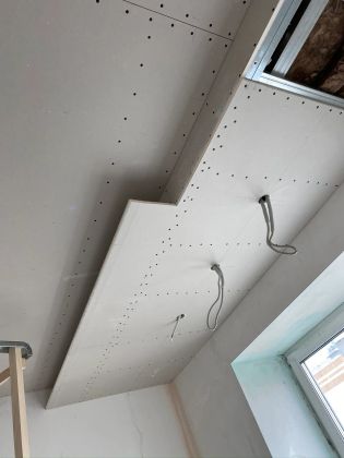 Двухуровневый потолок с шумоизоляцией в процессе работ.