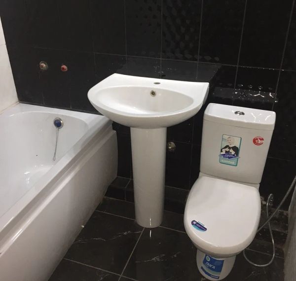 установка сантехнического оборудования в ванной комнате (ванна, умывальник, унитаз)