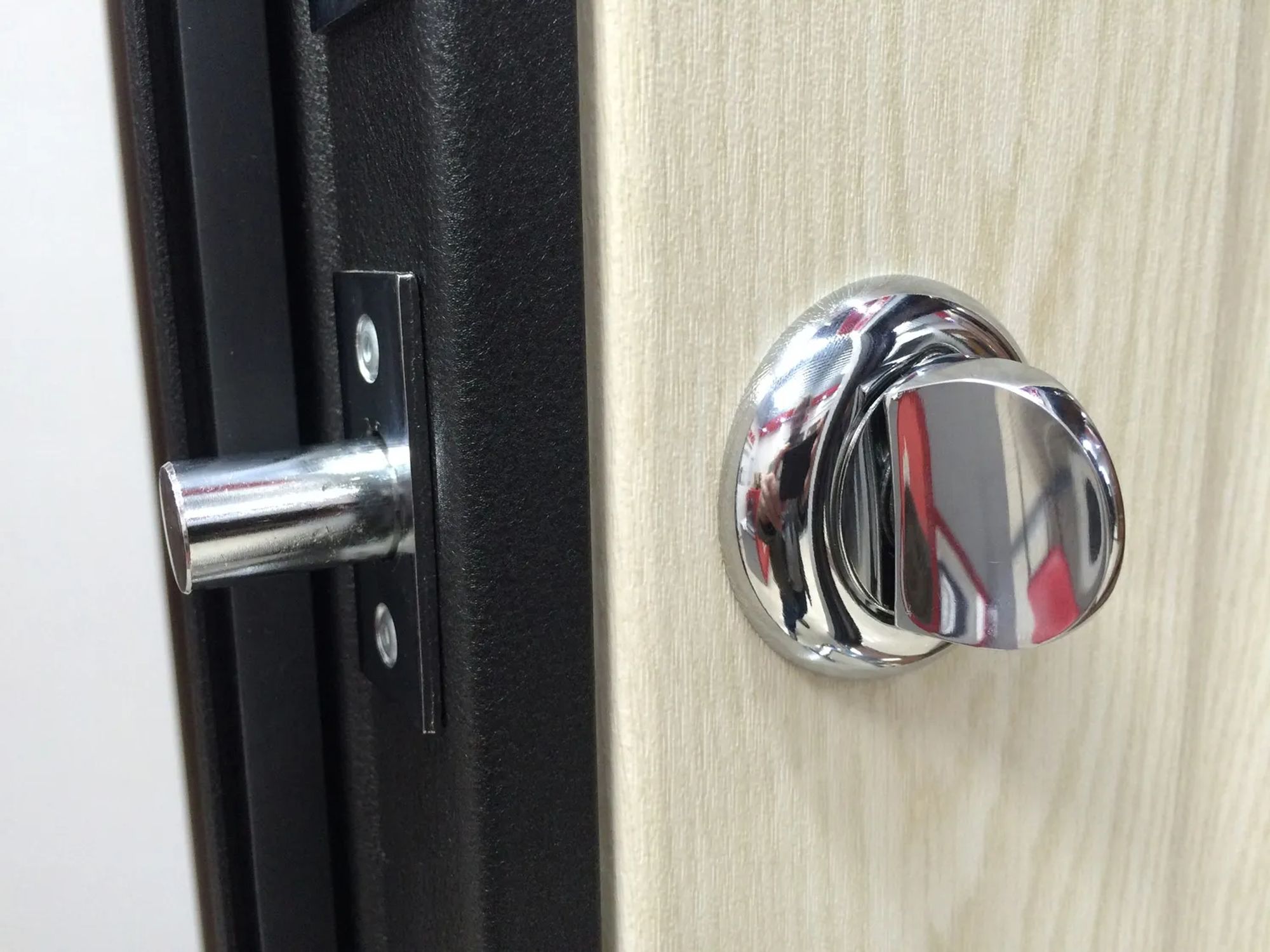 дверная задвижка с поворотной ручкой врезная для металлической двери
