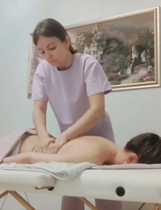 Массаж спины в спокойной обстановке, снятие напряжения и расслабление