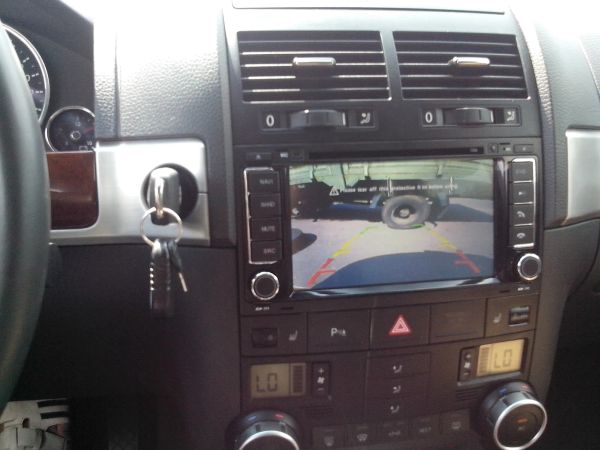 Установлена мультимедийная система с навигацией и камерой заднего вида (VW Touareg)