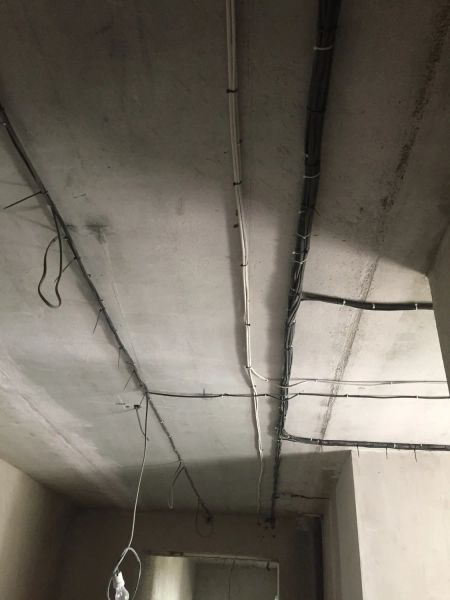 Прокладка кабеля, открытым способом, по потолку. По стенам в штробе. Монтаж распаянных коробок. Кабель ВВГ-нг LS. 