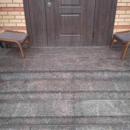 входная группа из гранита
