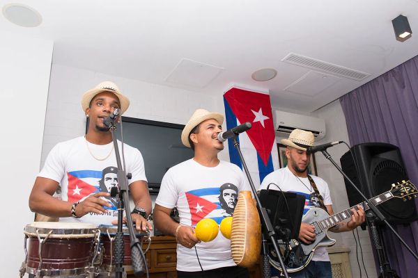 Кубинская группа с хитами на испанском, английском и русском языках