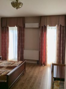 Спальня, портьеры на узкие и высокие окна, ткани производитель Италия. 
