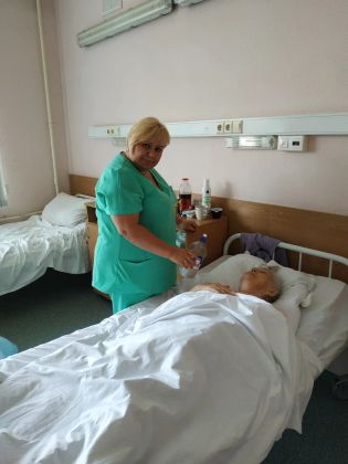Это я в больнице за бабушкой ухаживаю 