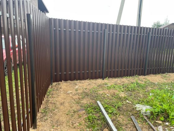 Забор из евро штакетника 8017 в шахматном порядке 