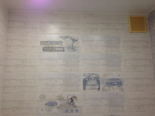 Стена над ванной