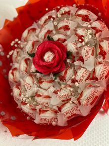 Букет из конфет Рафаэло, подойдёт в качестве подарка на любой праздник!