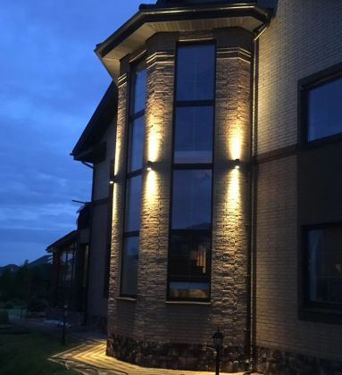 Монтаж фасадного освещения на частном доме