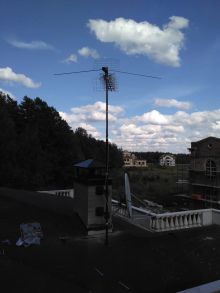 Установка эфирной и спутниковой антенны на мачте на крыше коттеджа
