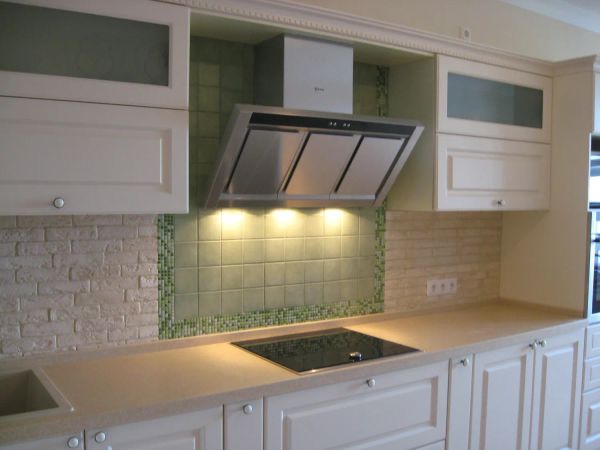 Облицовка стен кухни декоративным камнем, мозаикой и кафельной плиткой