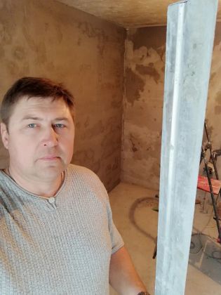 Оштукатуривание стен под маяки в жилой комнате панельного дома 