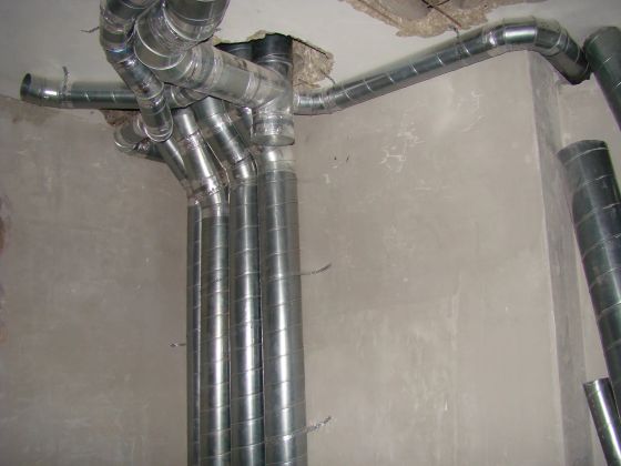 2010 год. Подмосковье с. Апрелевка коттедж. Монтаж системы кондиционирования VRV Daikin и вентиляция. Коттедж с бассейном и зимнем садом. Здесь реализована уникальная система вентиляции с роторным рекуператором тепла. В зимнем режиме работы, часть влаги из бассейна перенаправляется в зимний сад и далее в распространяется по жилым помещениям. Примененная схема, весьма эффективна в плане экономии тепла и энергии, а так же происходит контроль влажности с высокой точностью.