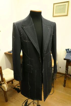 Пошив одежды на манекене: работа с выкройками и тканью.