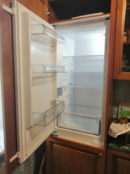 Установка встраиваемого холодильника с перенавесом дверей