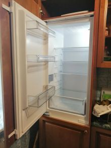 Установка встраиваемого холодильника с перенавесом дверей