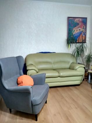 Удобный диван, комфортное кресло. Тишина. Творческая атмосфера