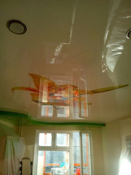 Двухуровневый глянцевый натяжной потолок с фотопечатью в детскую комнату. Освещение – точечные светильники