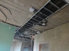 монтаж проводки по потолку с использованием кабельных лотков и гофры ПНД-НГ