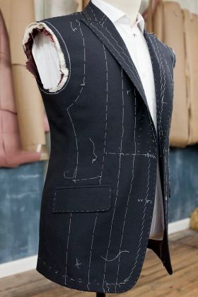 Платье в полоску, пошитое по индивидуальному крою