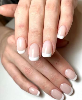 классический французский маникюр с белыми кончиками и натуральным розовым оттенком на аккуратных ногтях