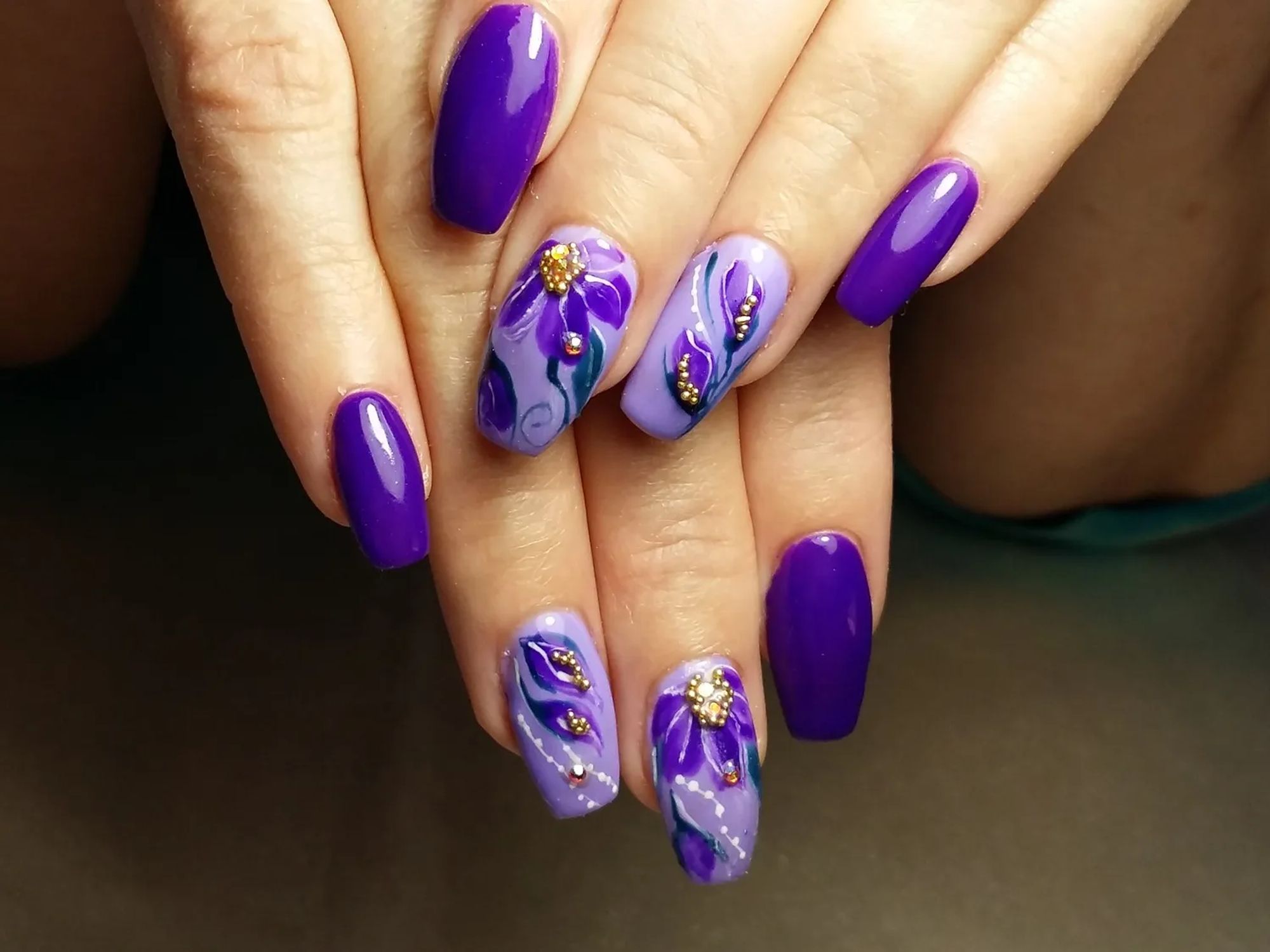 Фиолетовые ногти с тюльпанами