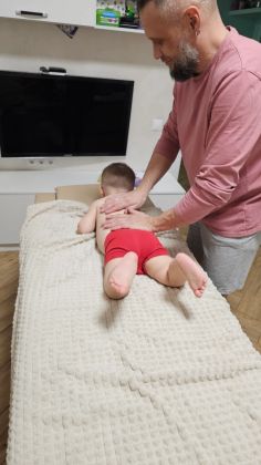 Человек делает массаж, фокус на расслаблении.