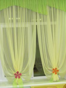 шторы в детском саду из вуали с ламбрикенами