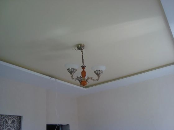 потолок из гипсокартона с нишей для подсветки