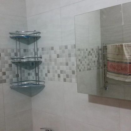 монтаж аксессуаров в ванной: полка, щука с зеркалом и подсветкой.