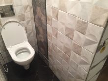 Туалет с укладкой обычной плитки – керамогранита и мозаики 