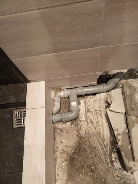 Выявление места протечки канализации в полу, устранение протечки канализации после некачественного ремонта ванной комнаты