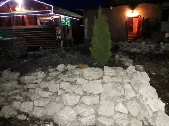 Клумба усыпана природным камнем