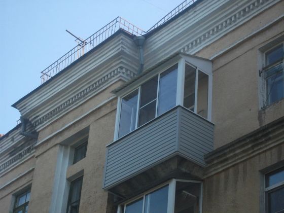 Установка алюминиевого раздвижного балкона, установка крыши, отделка сайдингом