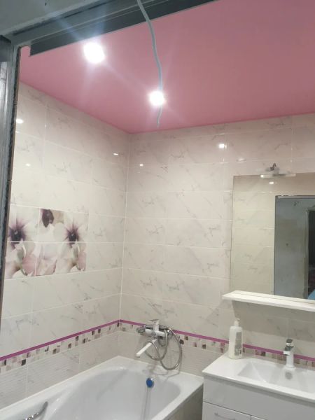 Натяжной потолок в ванной комнате розовый мат