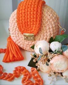 Круглая сумочка выполнена из трикотажной пряжи, хлопок 100%, в цвете нежный персик и мандарин. 🌺Дополнена кисточкой, которую можно отстегнуть, цепочка пластиковая крупного звена. Диаметр около 23 см, ширина 12 см💐