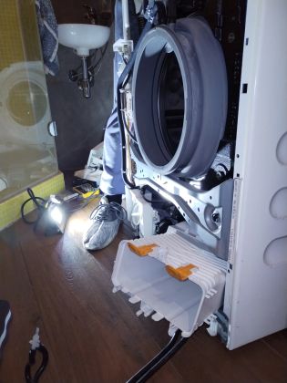 Ремонт стиральной машины Miele. Не забирает моющее средство. Шумит при запуске программы стирки. 