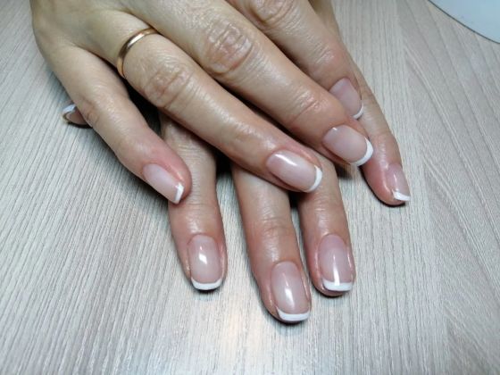 классический французский маникюр с гель-лаком на натуральных ногтях аккуратная белая улыбка и прозрачное покрытие